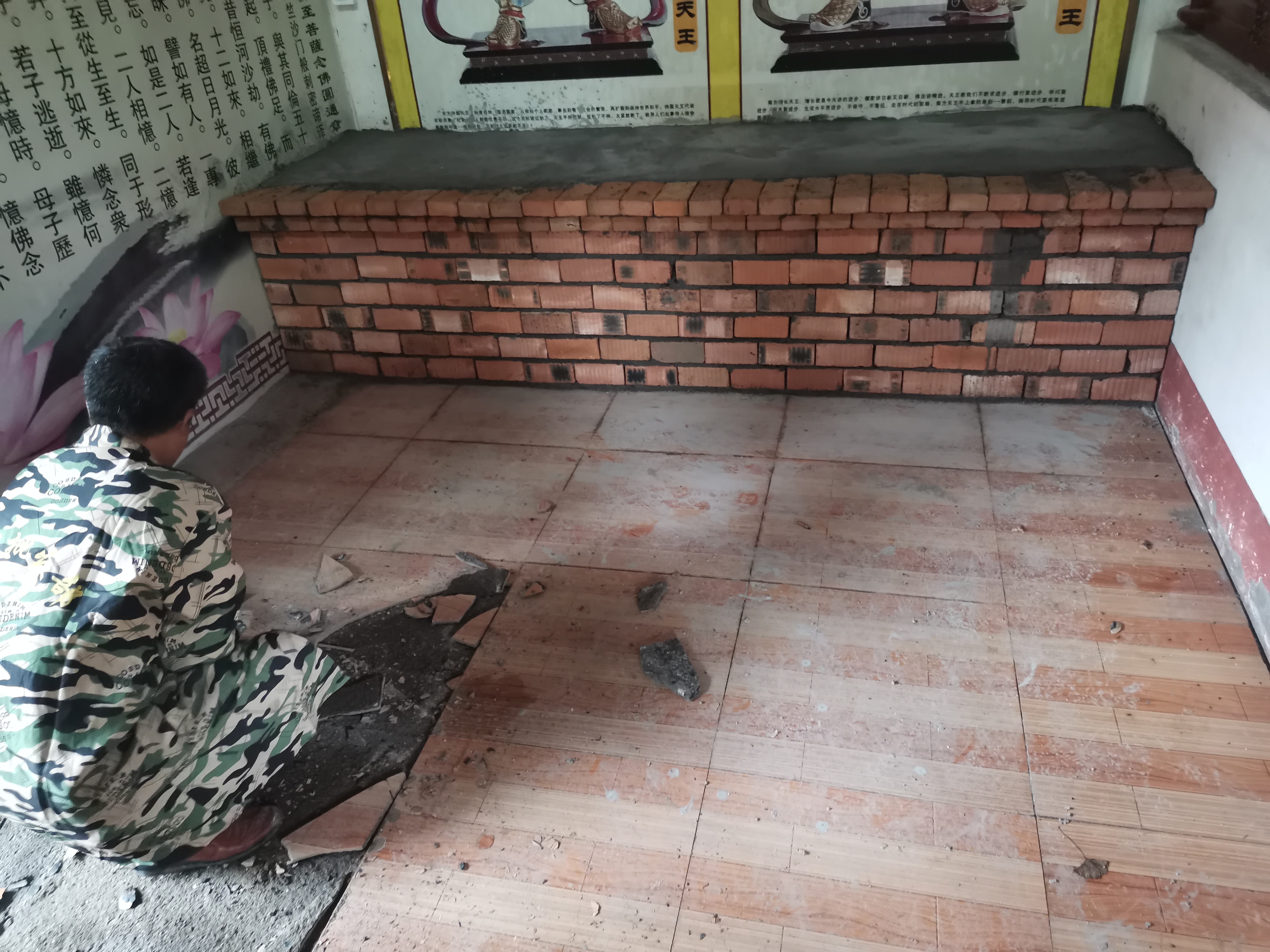 彩汇网天王殿铺设地砖及牌匾贴金